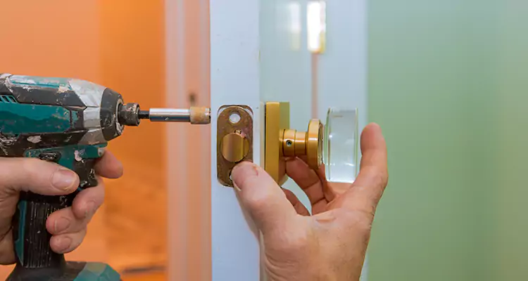 Broken Door Knob Fix in Coral Terrace, FL